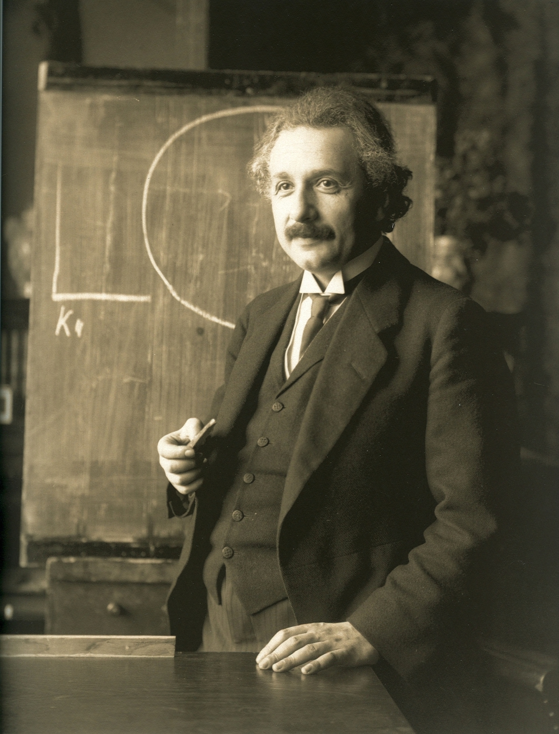 Albert Einstein durante una conferencia en Viena en 1921