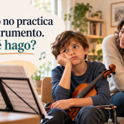 Mi-hijo-no-practica-su-instrumento-_1_ niño que no quiere practicar el violín con su madre que lo mira con cariño.