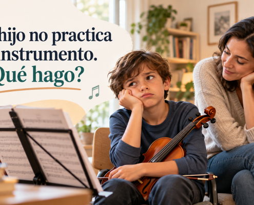 niño que no quiere practicar el violín con su madre que lo mira con cariño.